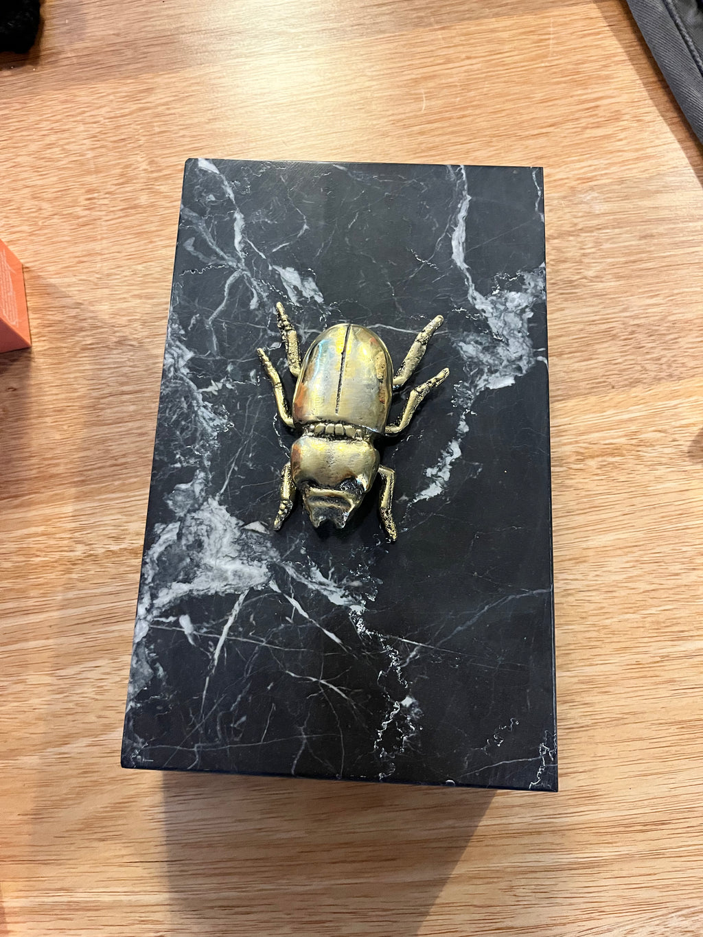 Caja de marmol grande con herraje de escarabajo