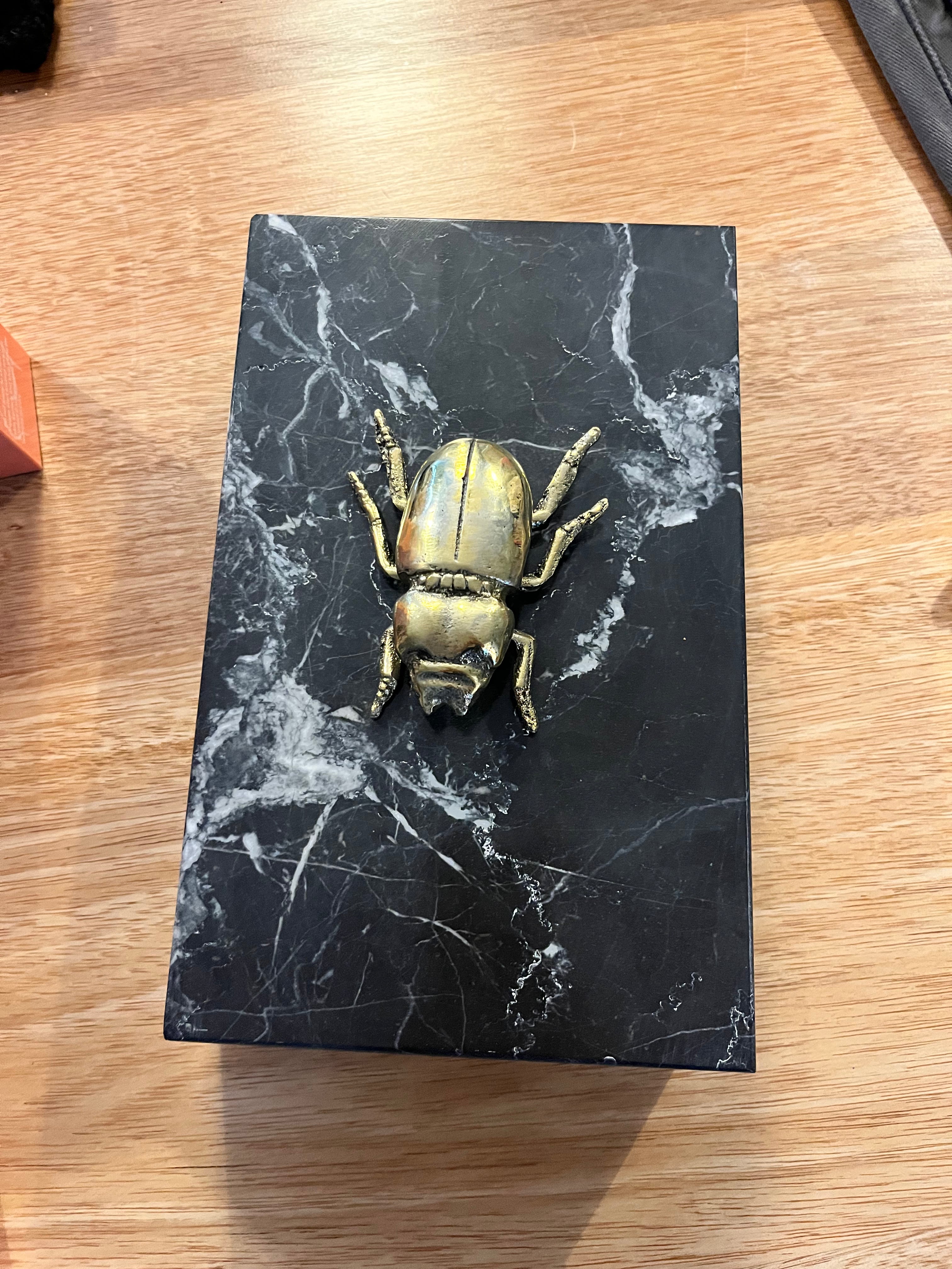 Caja de marmol grande con herraje de escarabajo