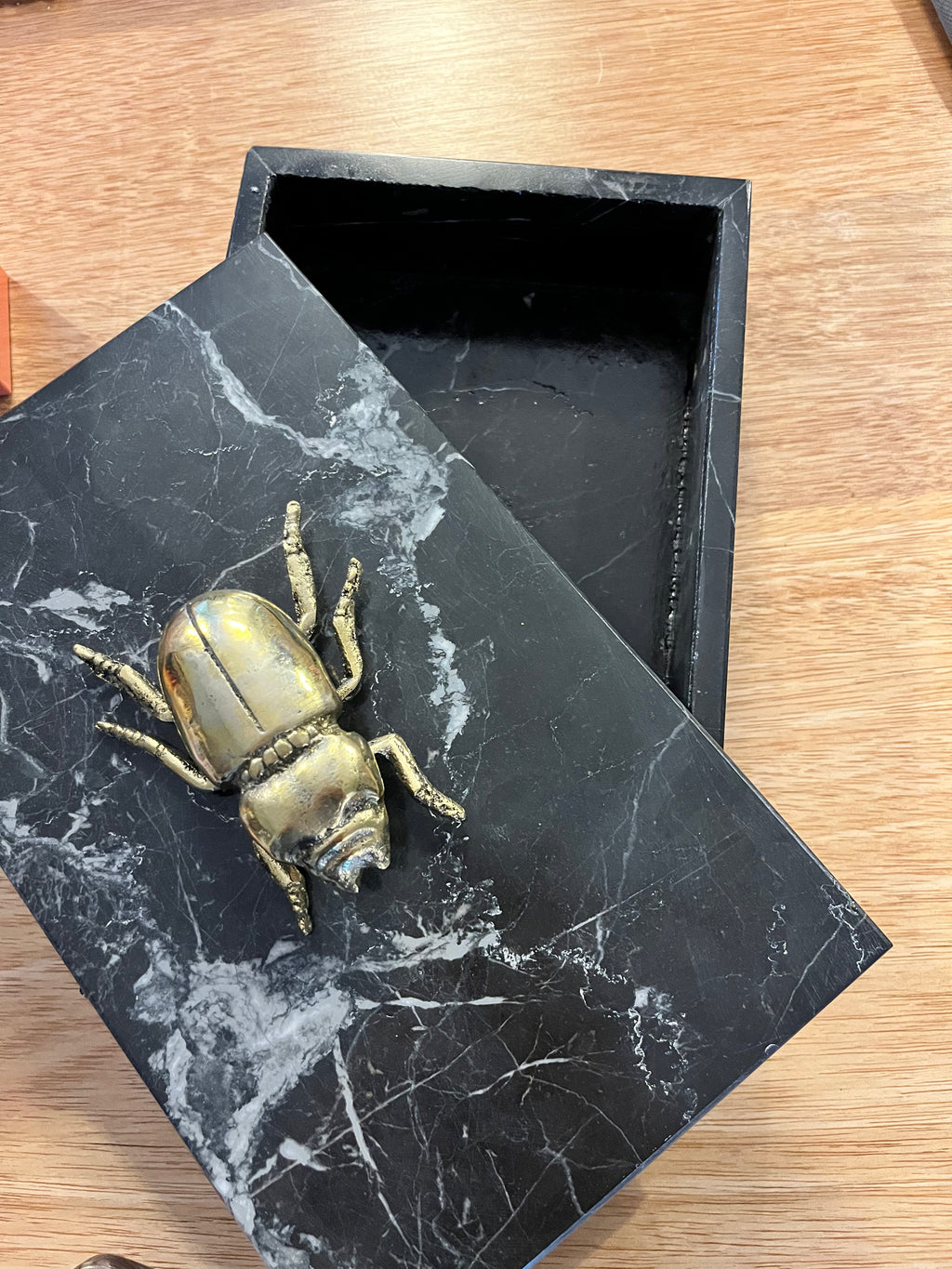 Caja de marmol grande con herraje de escarabajo