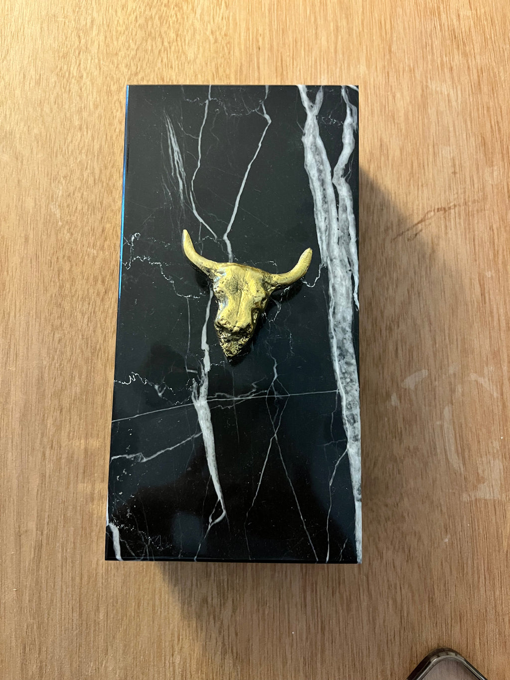 Caja de marmol chica con herraje de toro