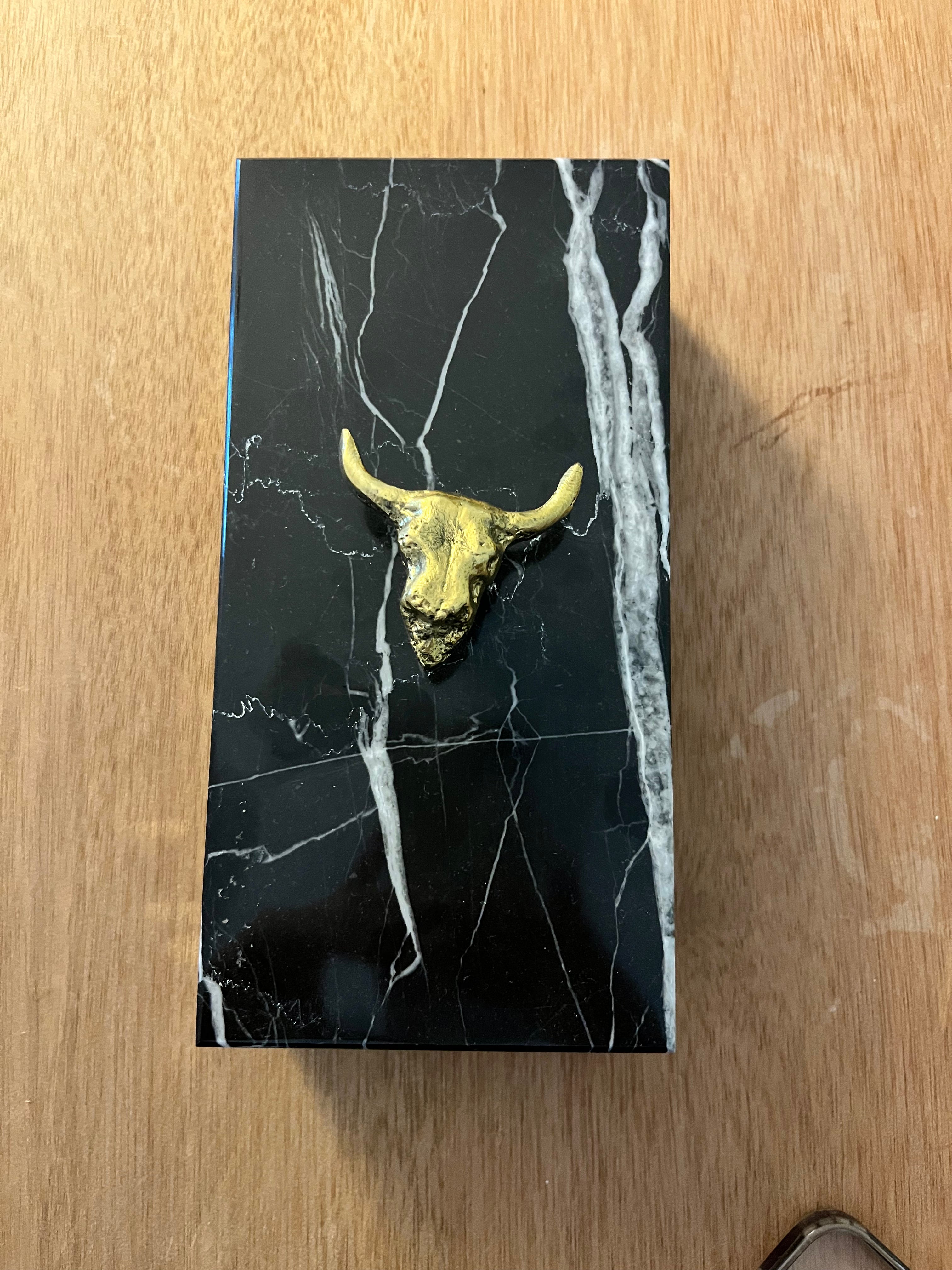 Caja de marmol chica con herraje de toro