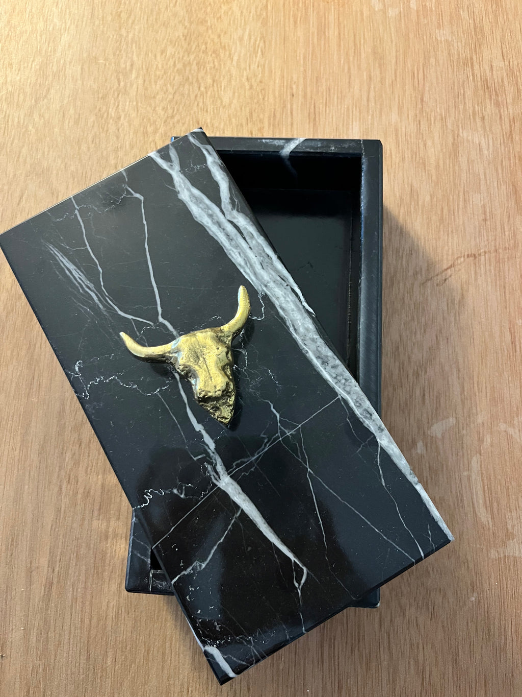 Caja de marmol chica con herraje de toro