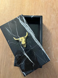 Caja de marmol chica con herraje de toro